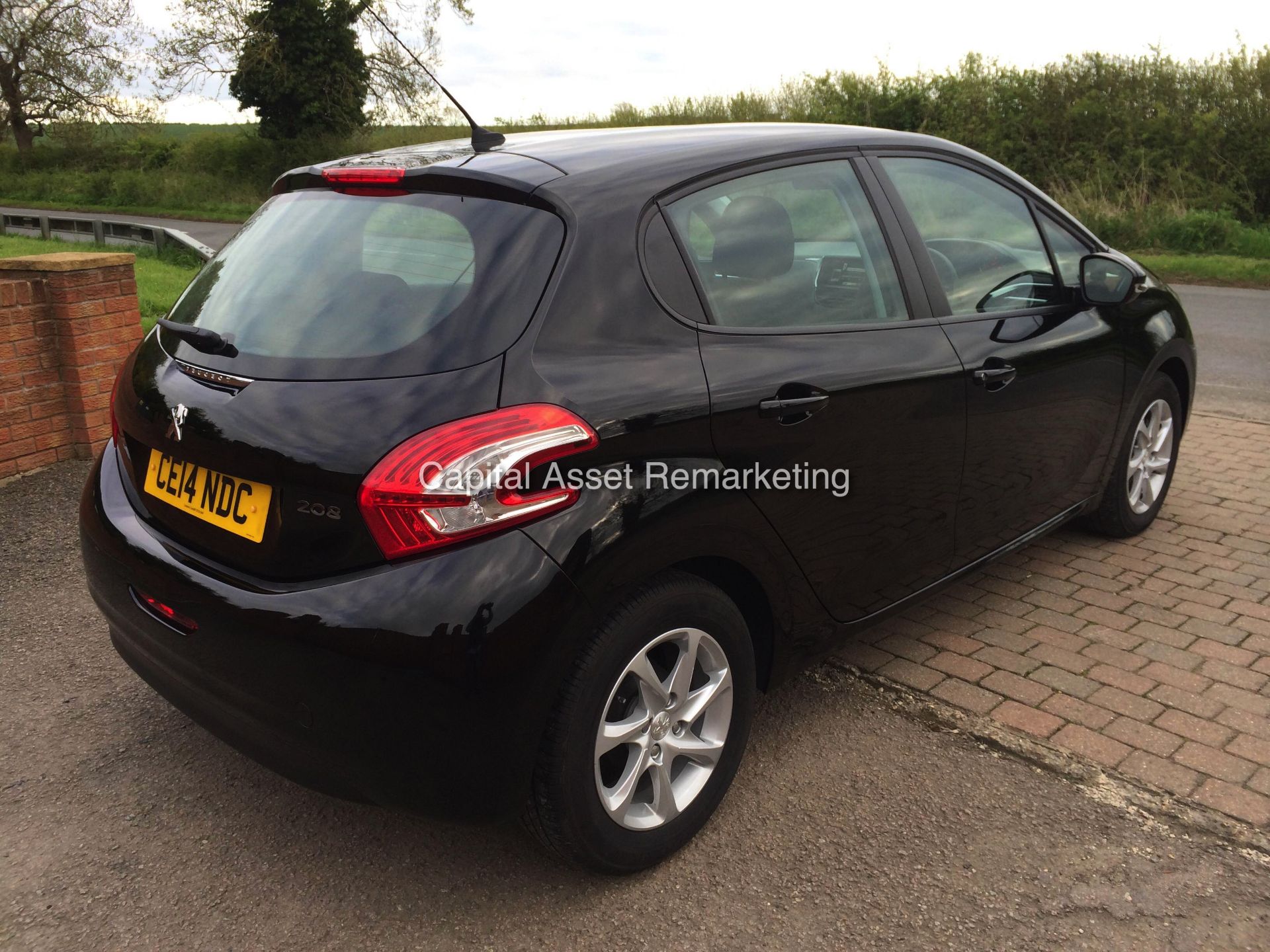 PEUGEOT 208 1.4 HDI 'ACTIVE' 5 DOOR (2014 - 14 REG)  **OWNED BY PEUGEOT FROM NEW** - Image 5 of 15