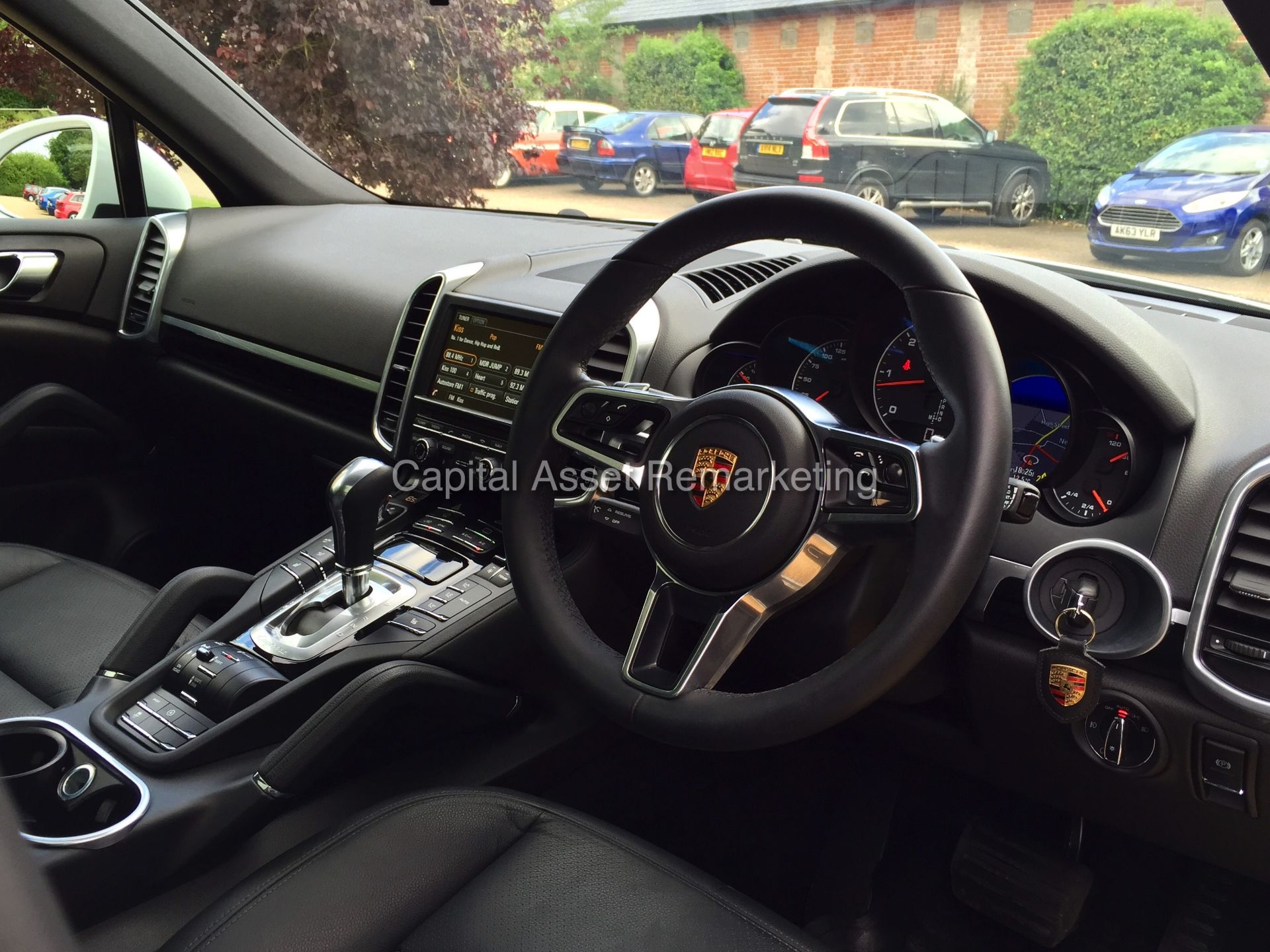 PORSCHE CAYENNE 3.0 V6 DIESEL - 265 BHP - 8 SPEED AUTO (2015 - 15 REG)  *VERY HIGH SPEC - NEW MODEL* - Image 17 of 60