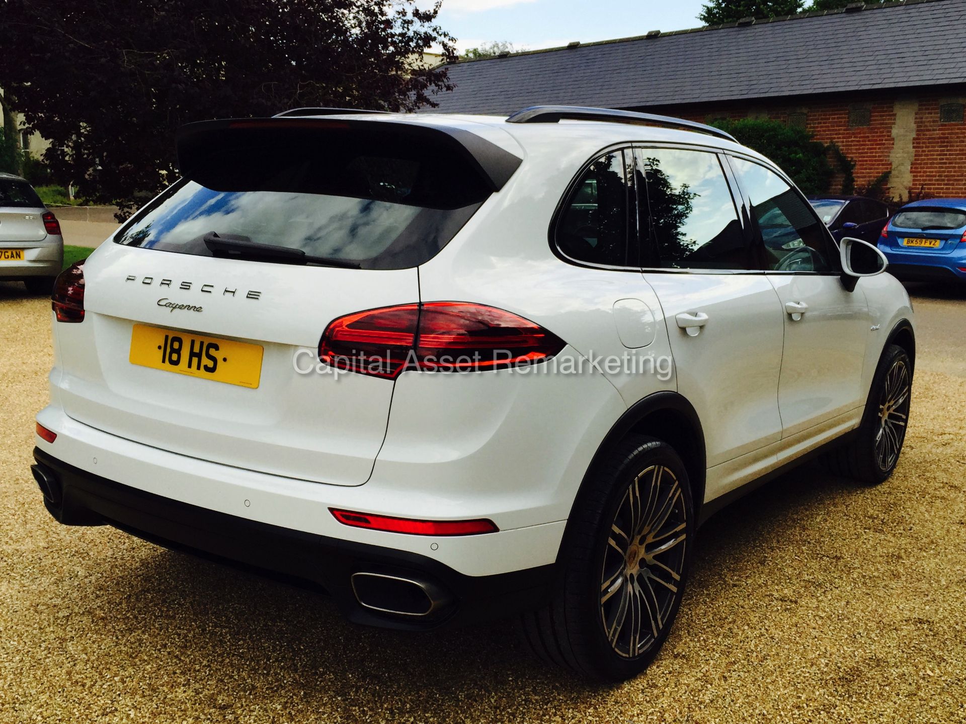 PORSCHE CAYENNE 3.0 V6 DIESEL - 265 BHP - 8 SPEED AUTO (2015 - 15 REG)  *VERY HIGH SPEC - NEW MODEL* - Image 6 of 60