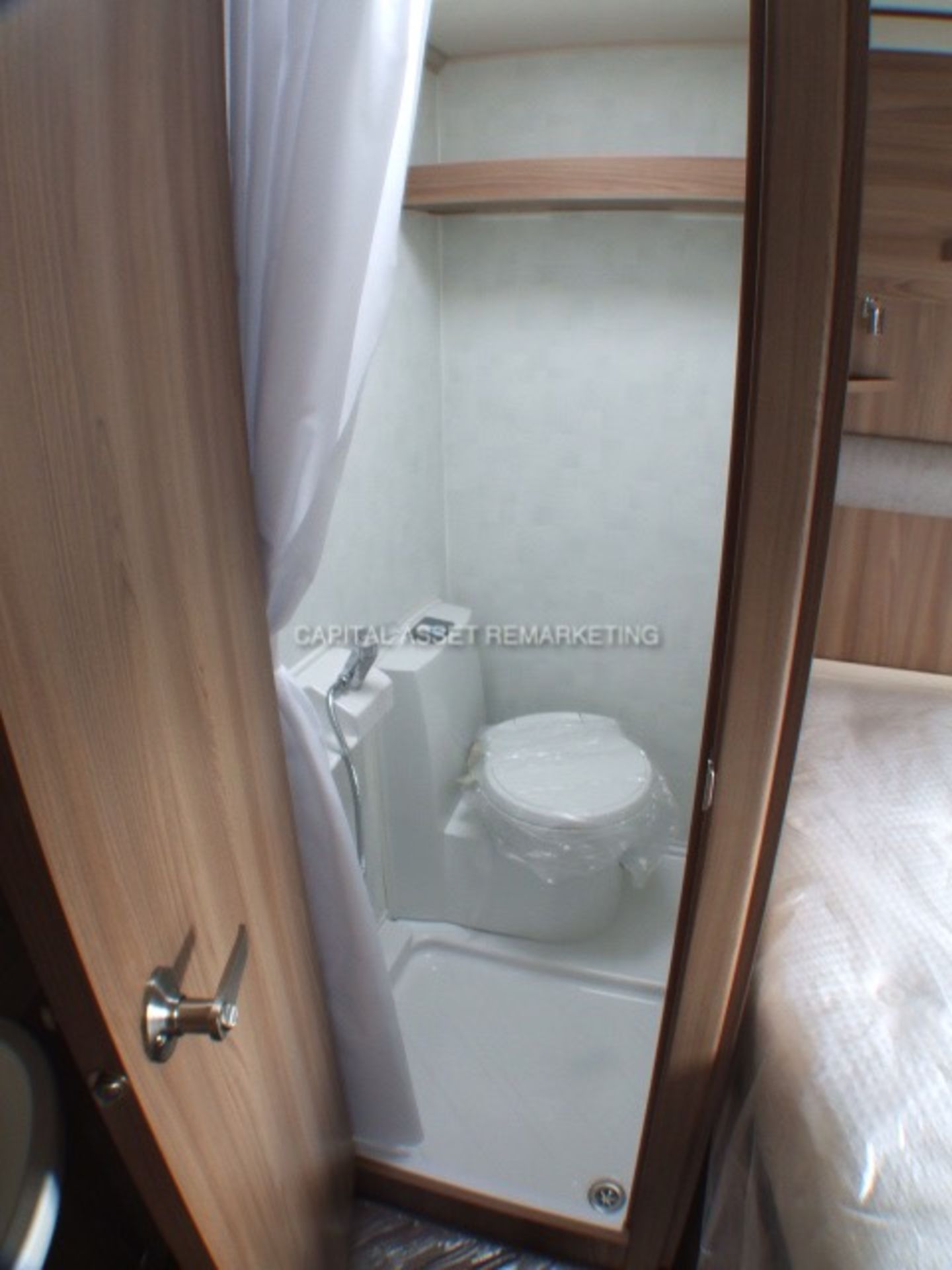 SWIFT 'SPRITE - QUATTRO FB' 6 BERTH 'LUXURY' TOURING CARAVAN   (1 CAREFUL OWNER FROM NEW) - Image 10 of 11