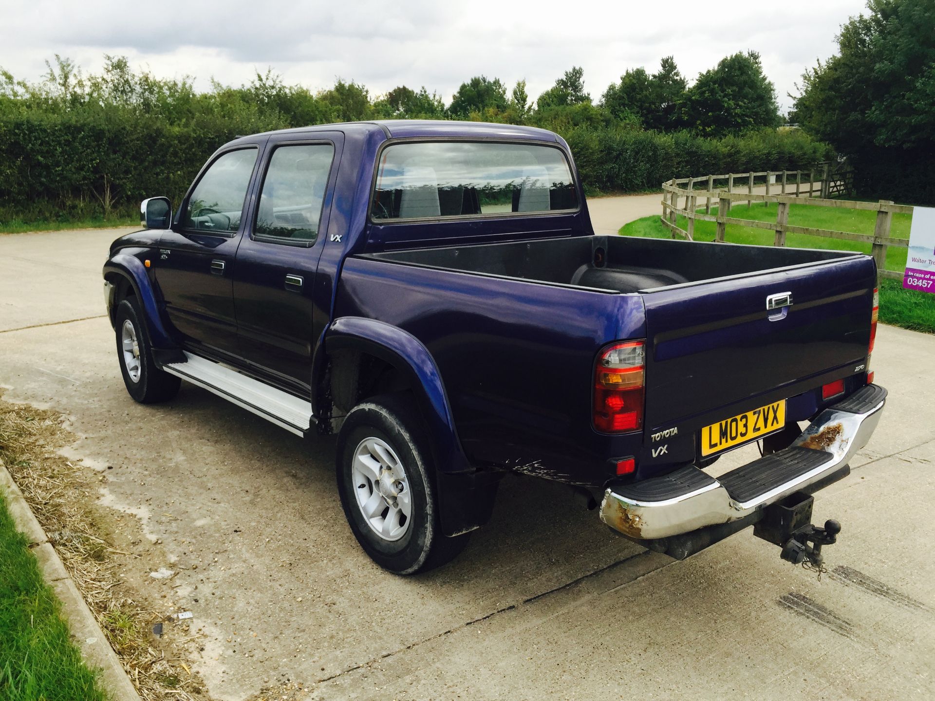 TOYOTA HILUX *VX MODEL* 2.5 2003(03) REG **AIR CON** COMPANY OWNED ONLY COVERED 85,099 MILES - Image 4 of 8