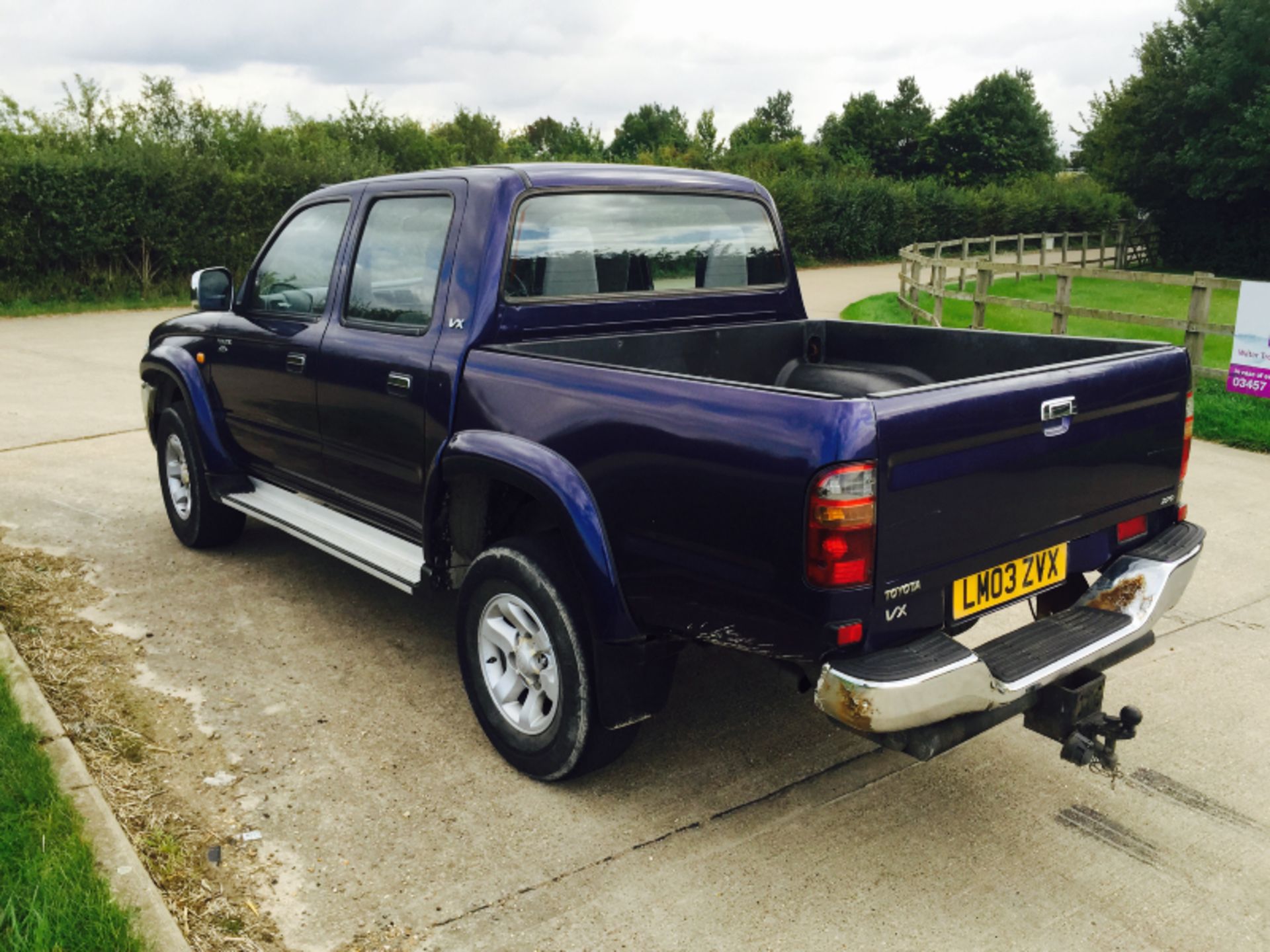 TOYOTA HILUX *VX MODEL* 2.5 (2003-03 REG) **AIR CON** EX COMPANY OWNED* ONLY COVERED 85,099 MILES!!! - Image 2 of 8