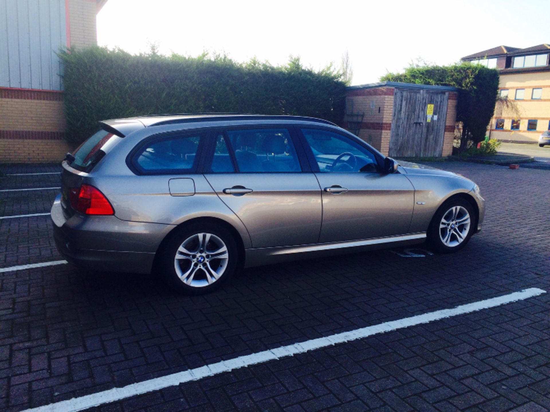 ON SALE ! BMW 318D DIESEL (2011 - 11 REG) 'SERVICE HISTORY BY BMW' START / STOP - AIR CON - EURO 5 - Image 3 of 15