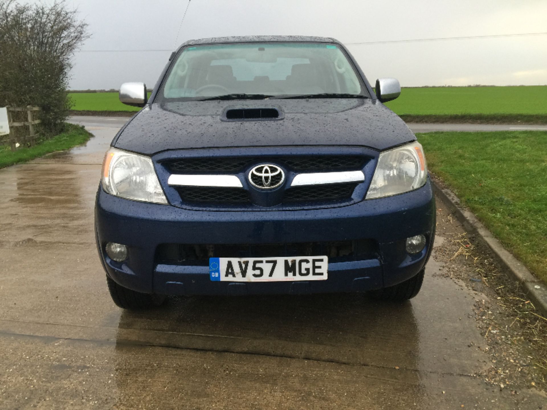 TOYOTA HILUX 3.0 INVINCIBLE D4-D A 4WD 2007(57) **A/C**FULL LEATHER TRIM** INVINCIBLE MODEL!!!!! - Image 2 of 18