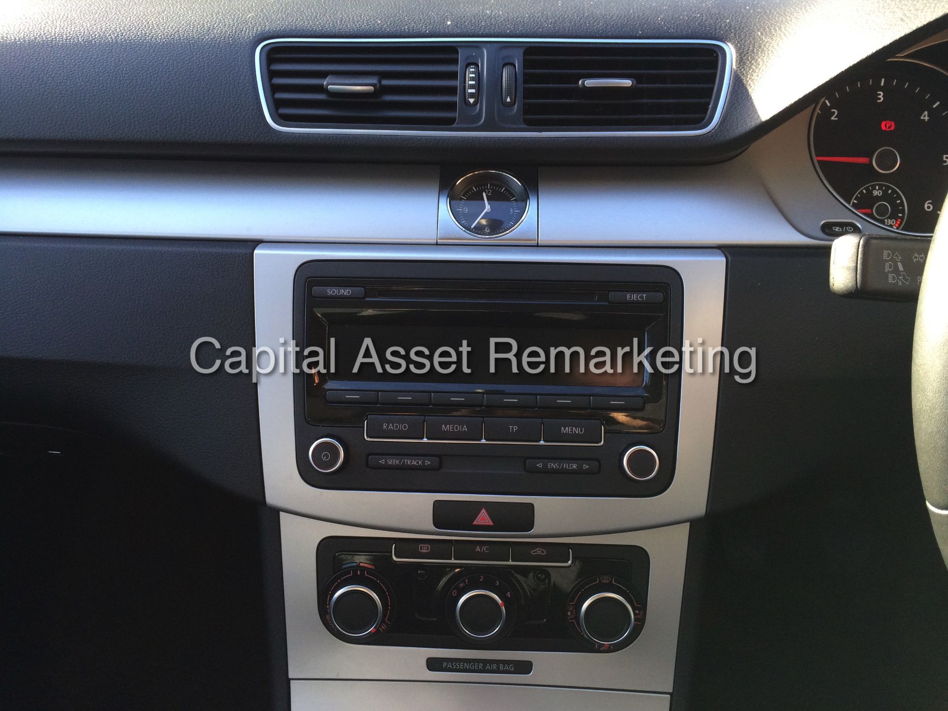 On Sale ! VW PASSAT 'SALOON' (2013 SPEC) 1.6 TDI - 6 SPEED 'BLUEMOTION' (1 OWNER - AIR CON) - Image 18 of 19