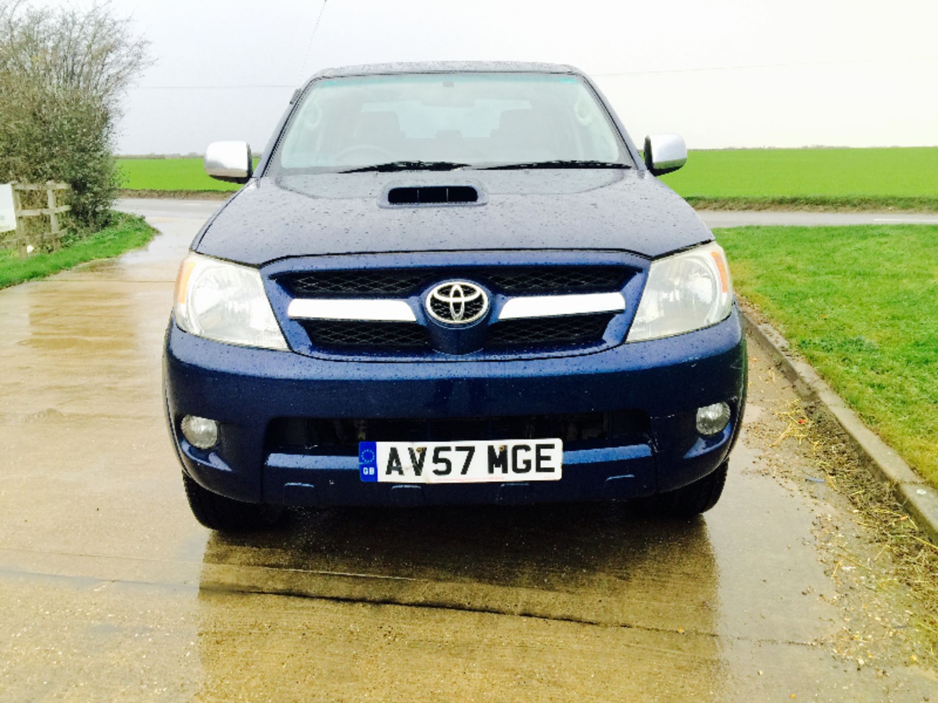 TOYOTA HILUX 3.0 INVINCIBLE D4-D A 4WD 2007(57) **A/C**FULL LEATHER TRIM** INVINCIBLE MODEL!!!!! - Image 2 of 24