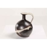 GAMBONE BRUNO (n. 1936)
Ceramic vase
Florence. 1970s. Signed at the base.

16,00 x 20,00 cm