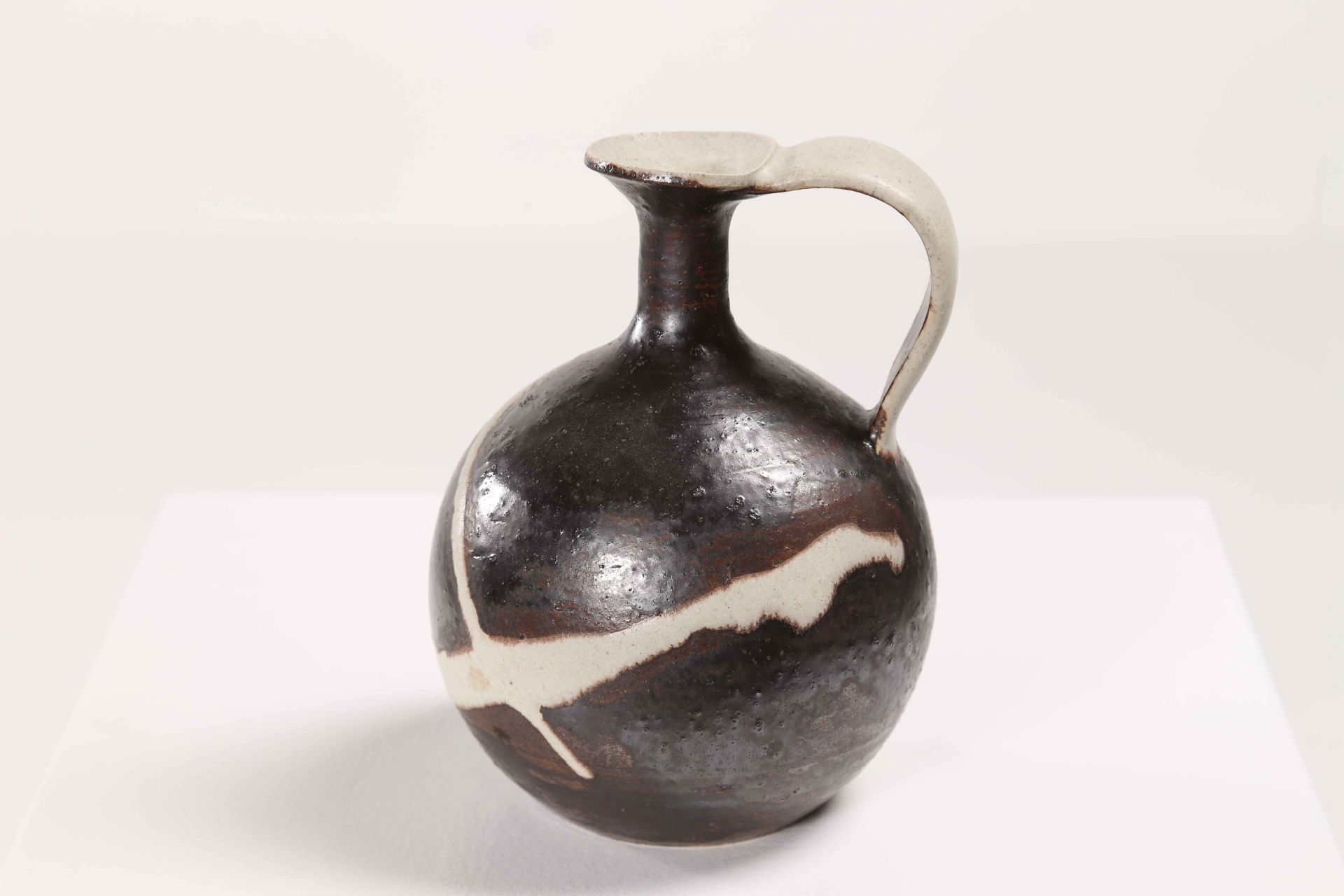 GAMBONE BRUNO (n. 1936)
Ceramic vase
Florence. 1970s. Signed at the base.

16,00 x 20,00 cm