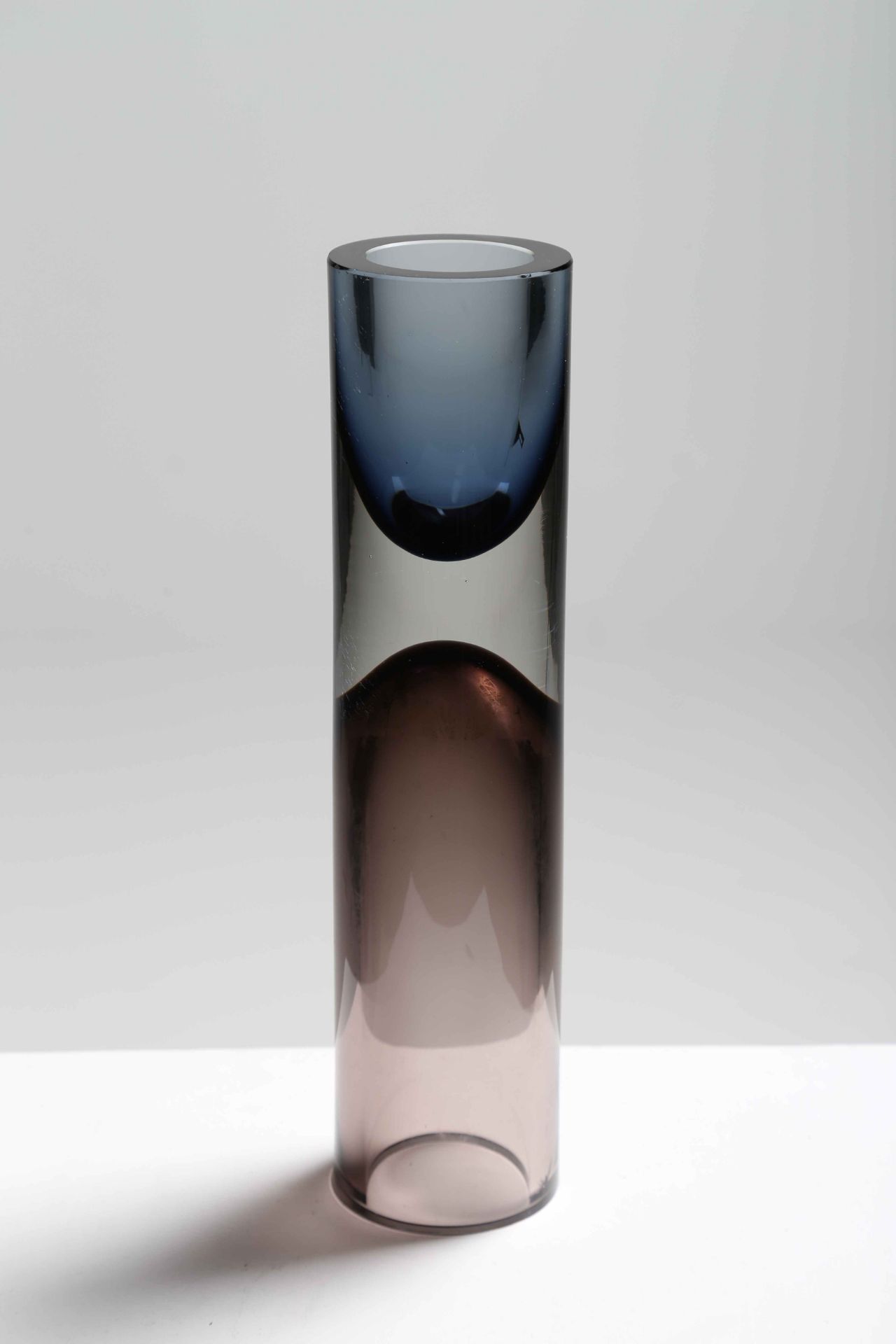 WIRKKALA TAPIO (1915 - 1985)
Rare cylindrical bi-vase.
Rare cylindrical bi-vase in solid glass cable - Bild 2 aus 2