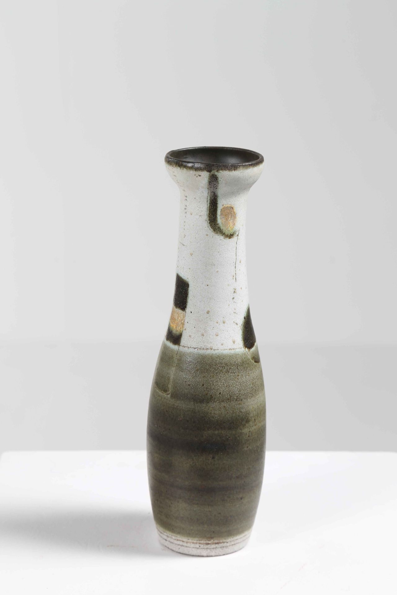 ZAULI CARLO (1926 - 2002)
Ceramic vase.
Faenza. 1960s/1970s.

10,00 x 34,00 x 10,00 cm