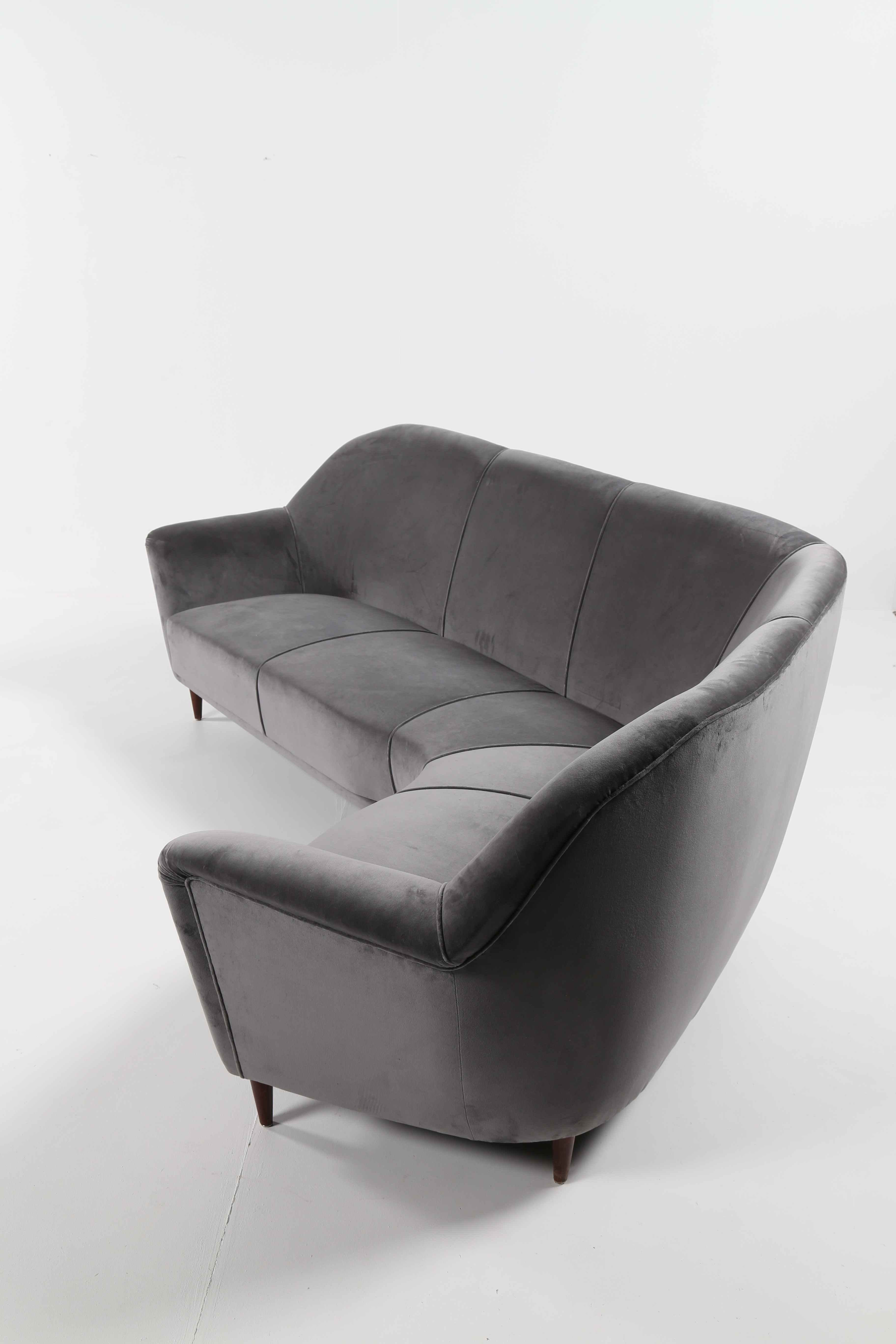 PARISI ICO (1916 - 1996)
Curved sofa.
Produced by Alberto Colombo, Cantù Expertise from the Ico