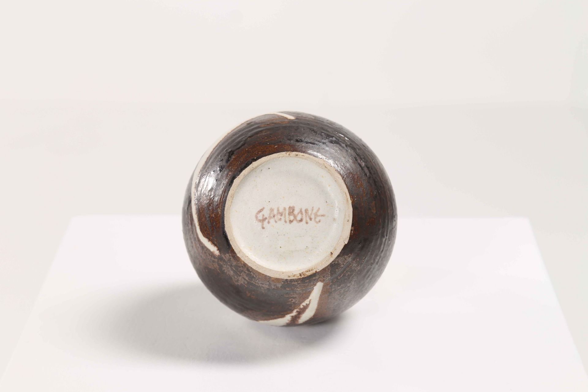 GAMBONE BRUNO (n. 1936)
Ceramic vase
Florence. 1970s. Signed at the base.

16,00 x 20,00 cm - Bild 2 aus 2