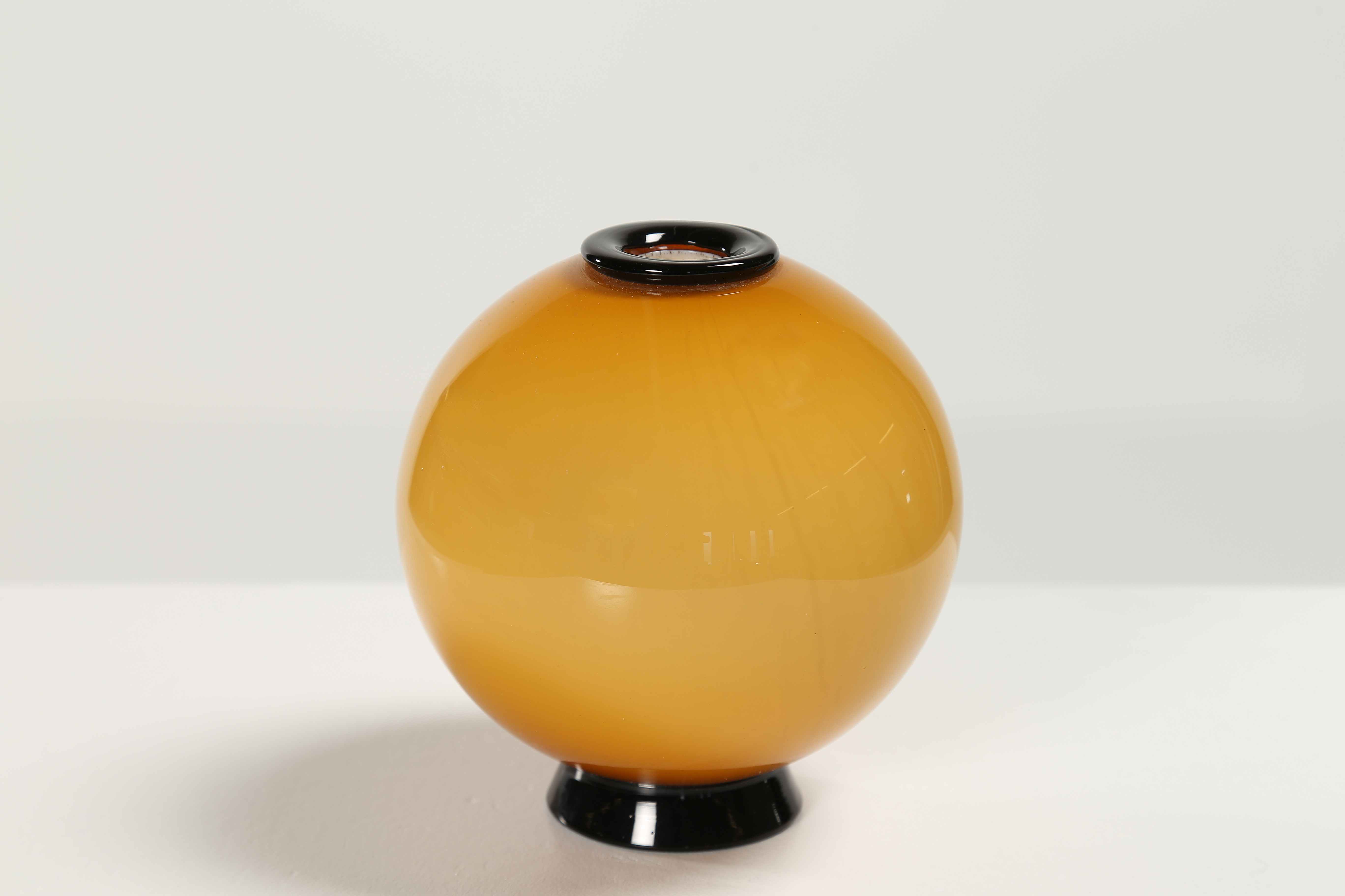 SCARPA CARLO (1906 - 1978)
Globular vase with yellow cladding.
For M.V.M. Cappellin Murano. 1936-40.