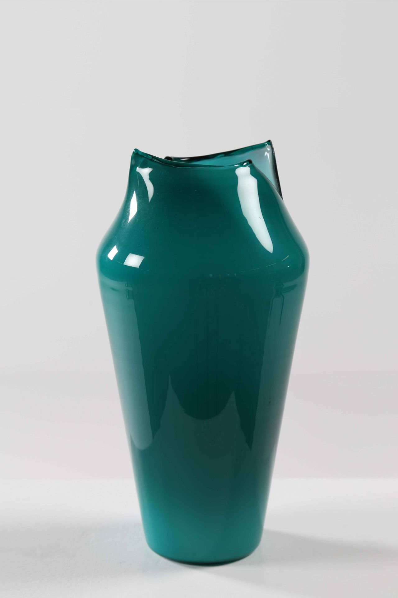 ZUCCHERI TONI (1937 - 2008)
Green vase.
Murano glass.

19,00 x 34,50 x 19,00 cm