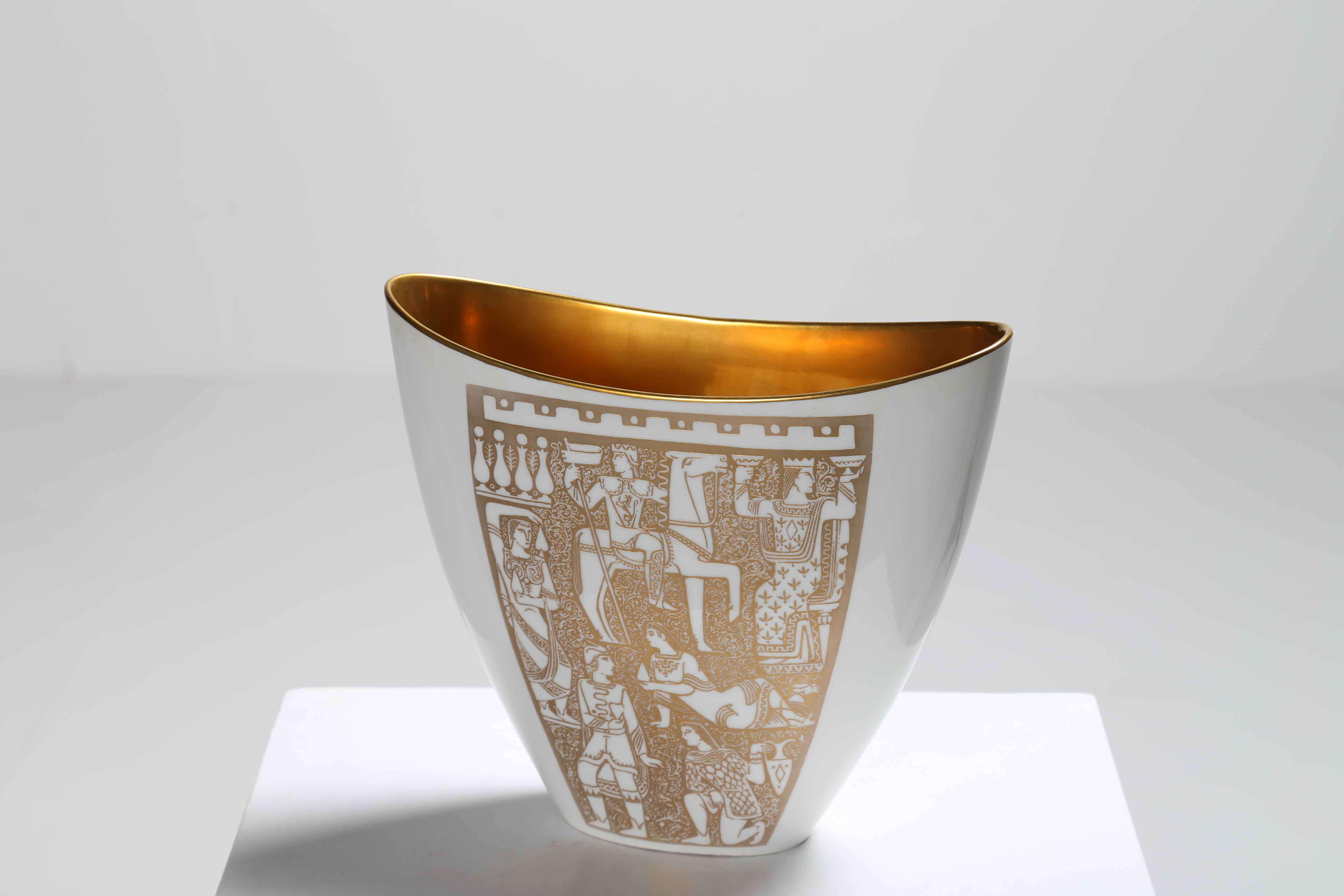 FINZI 
Vase.
Label under the base.

28,00 x 24,00 x 11,50 cm