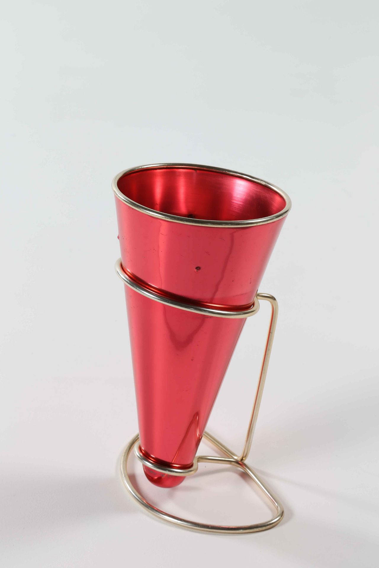 SOTTSASS ETTORE (1917 - 2007)
Anodised aluminium umbrella stand.
Produced by Rinnovel for Raymour