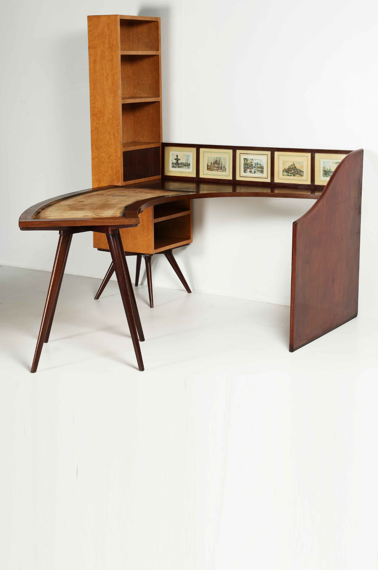 MANDOLINI GIORGIO (n. 1913)
Desk complete with matching bookcase and wall unit.
Bibl. L'
