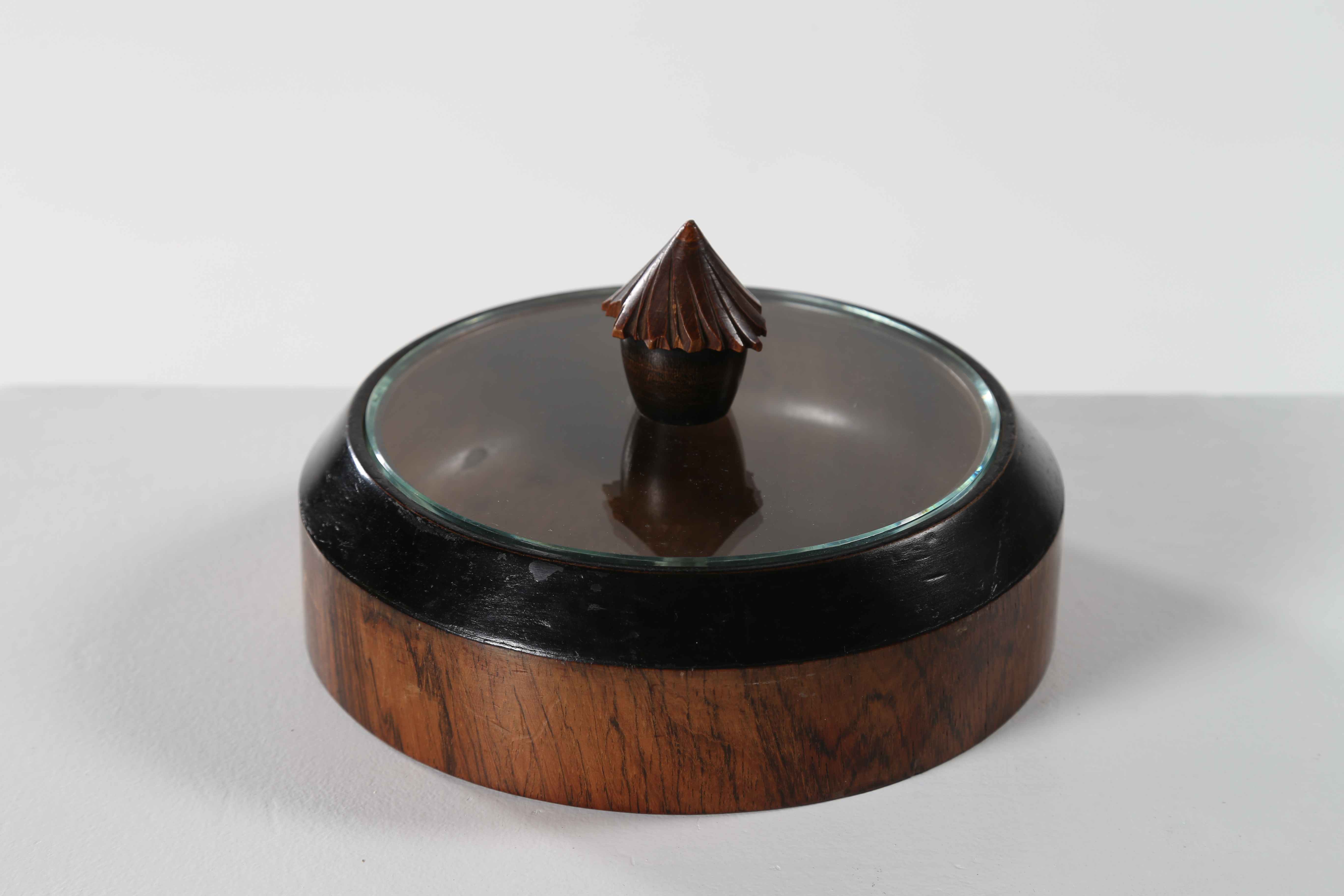 CHIESA PIETRO (1892 - 1948)
For Fontana arte Milan.
Made of carved Swiss pine with a glass lid.