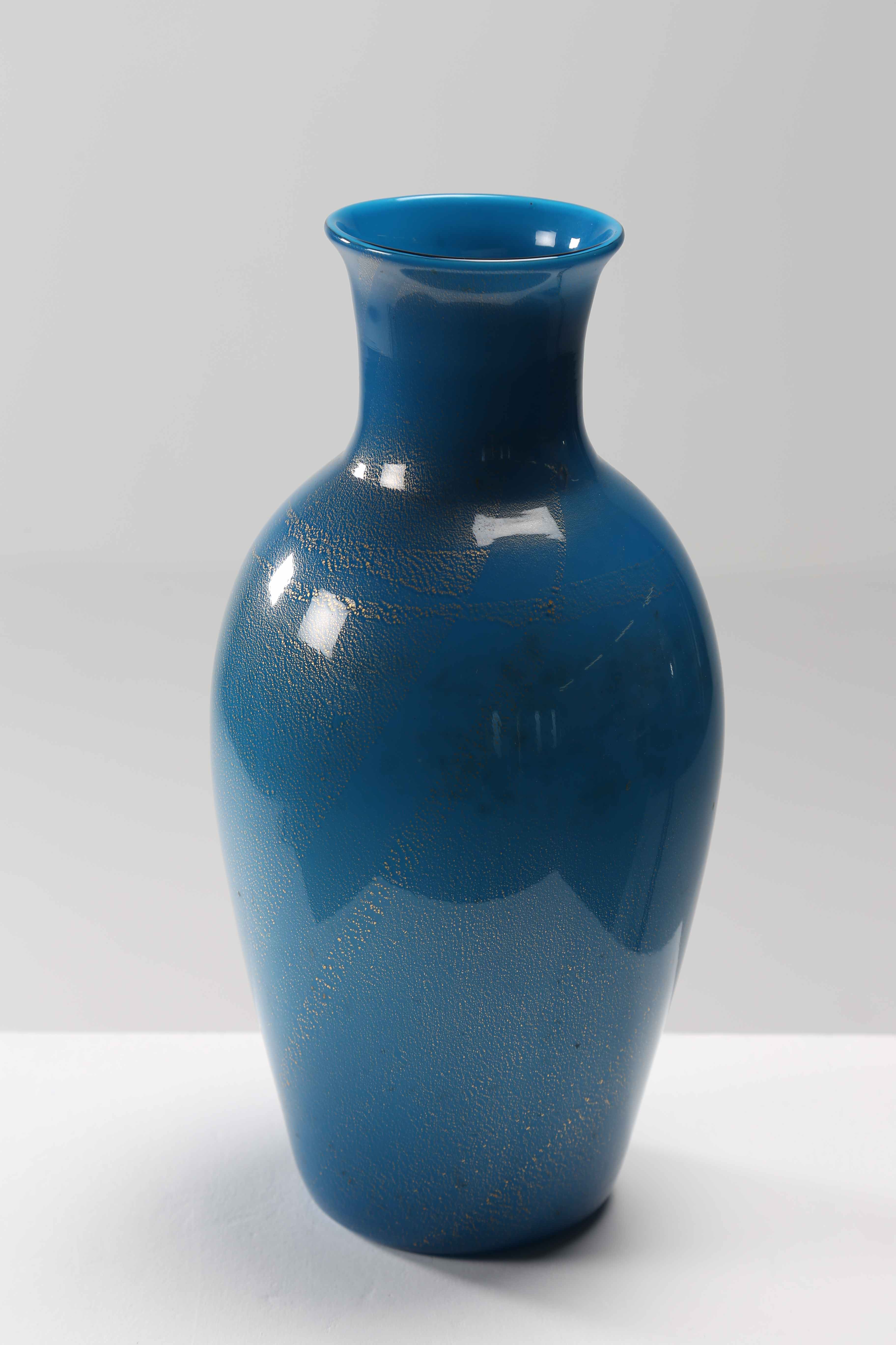 BUZZI TOMASO (1900 - 1981)
For Venini. Vase.
Glass cased in blue. 

16,00 x 33,00 x 16,00 cm