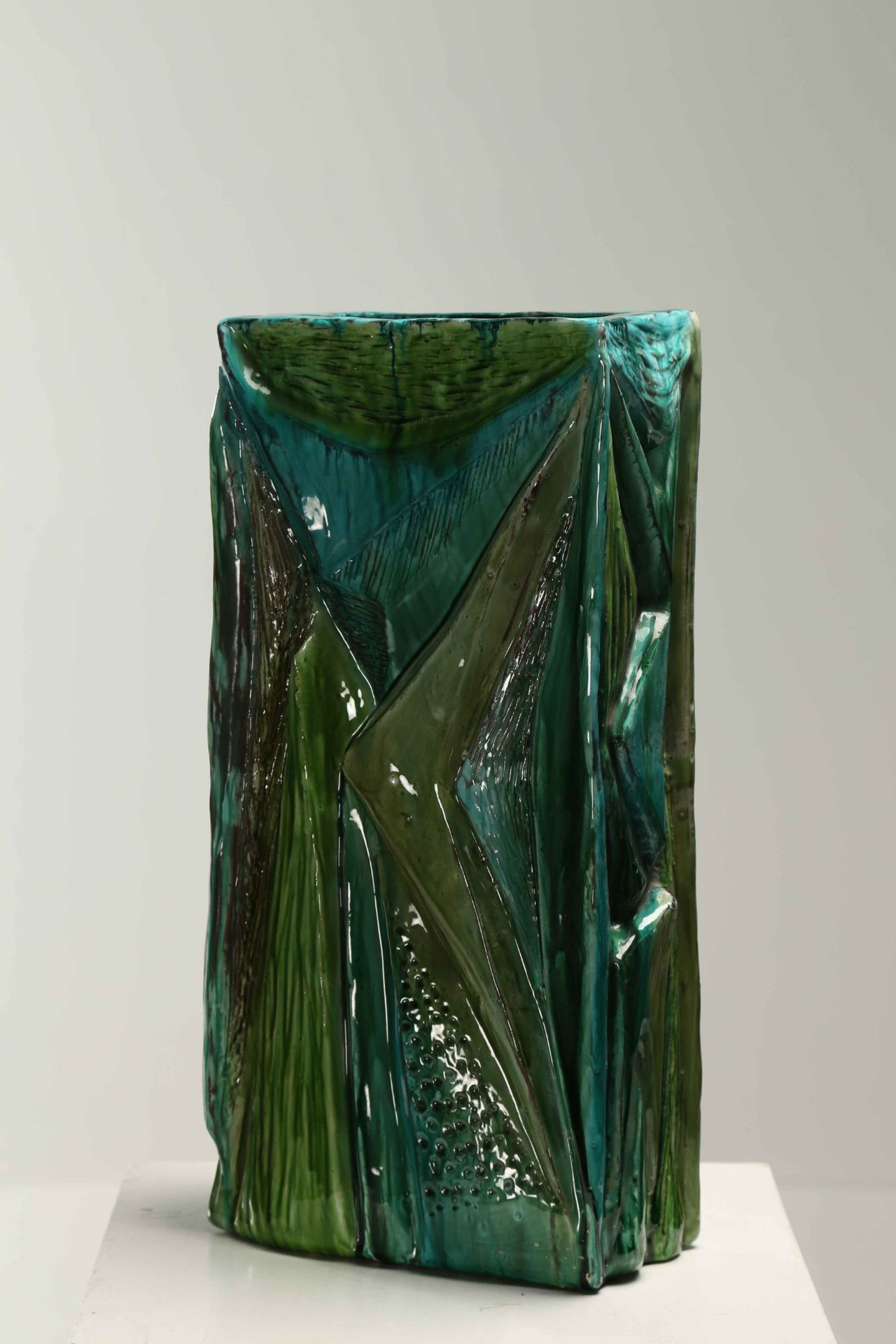 SCHIAVON ELIO (1925 - 2004)
Large earthenware parallelepiped vase with abstract sculpture in relief.