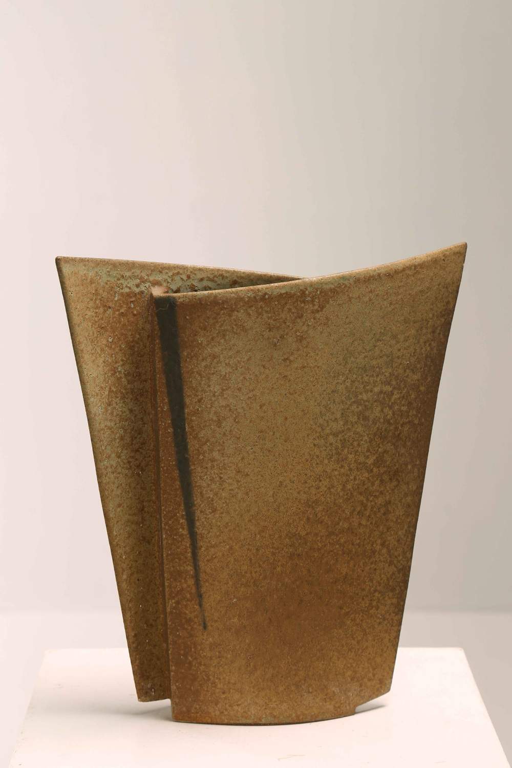 SCHIAVON LUCA
Sculpture vase.
Padua. 1990s.

37,00 x 42,00 x 9,00 cm