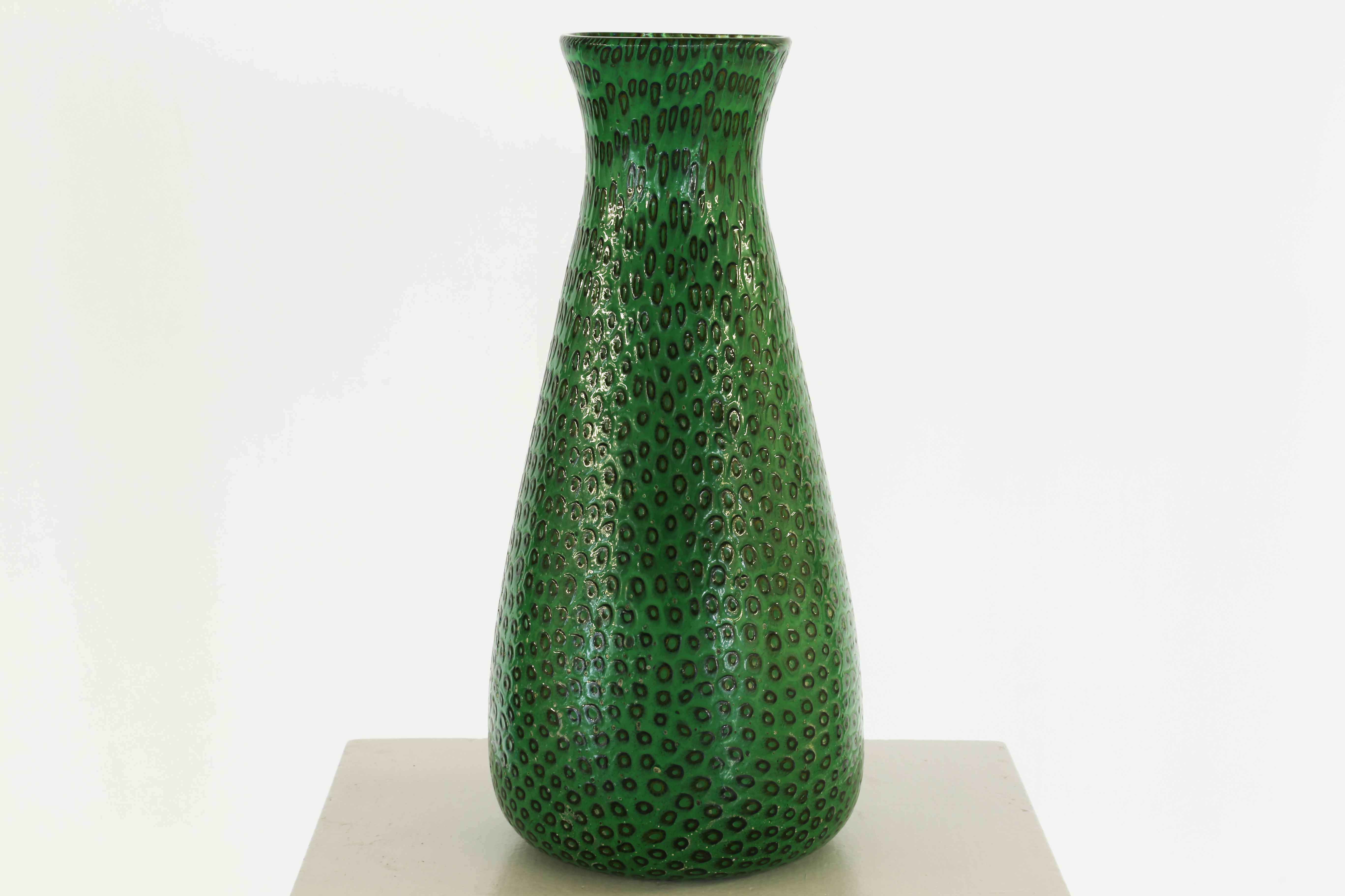 TOSO AURELIANO
Large glass vase Murrine embossed on the surface in molten green glass.
.

20,00 x