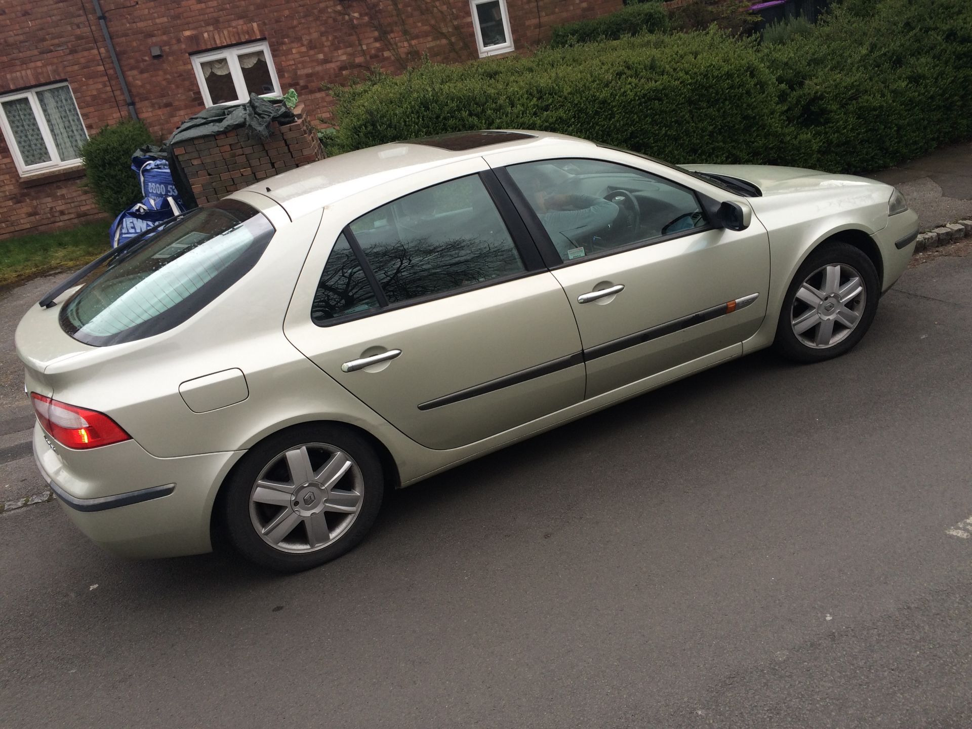 RENAULT LAGUNA 04 REG LEATHER INTERIOR CURRENT MOT UNTIL JULY 2015 BEING USED DAILY  85K MILES - Image 6 of 6