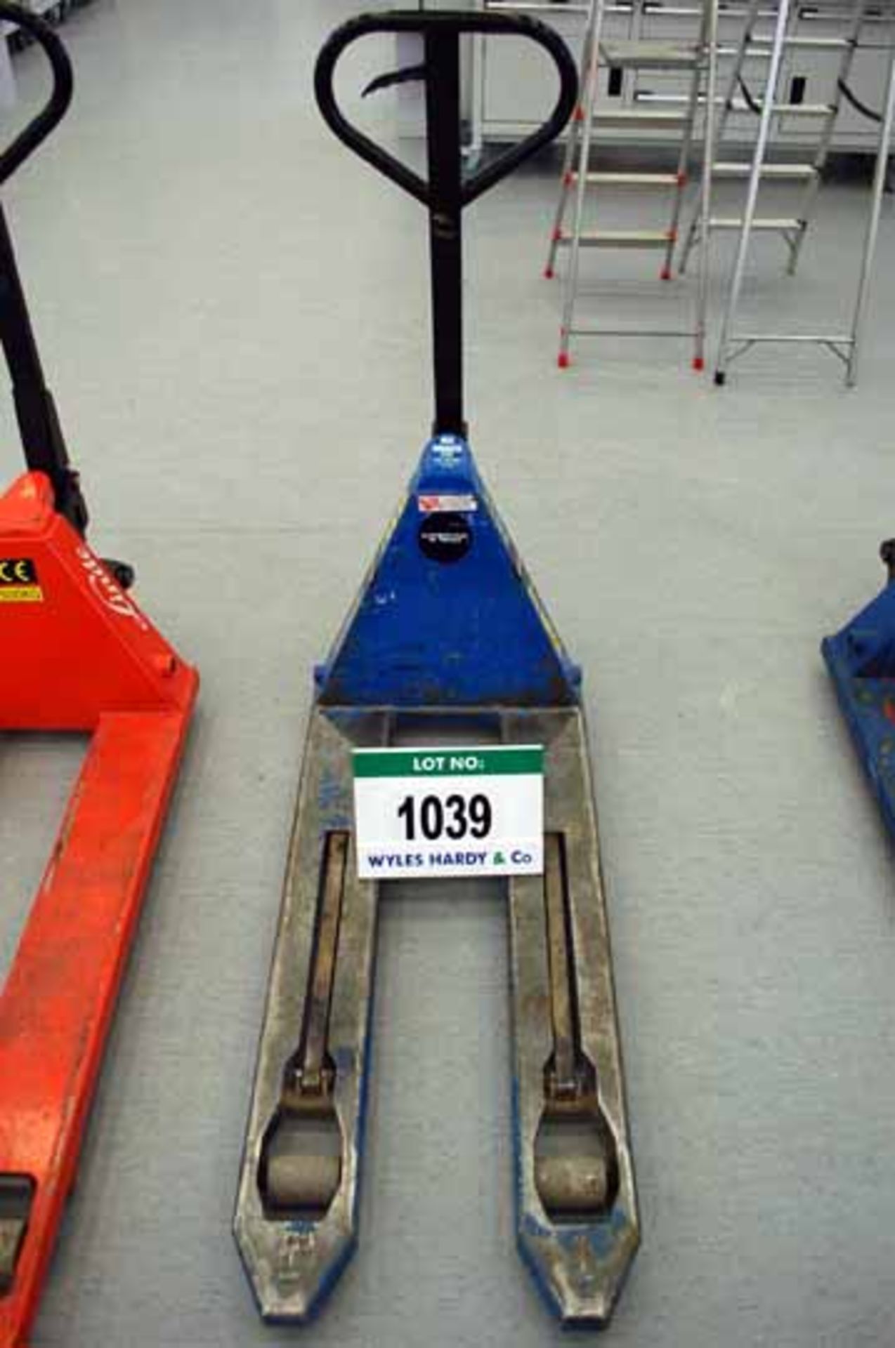 A LINDE 2500kg Manual Hydraulic Long Fork Pallet Truck