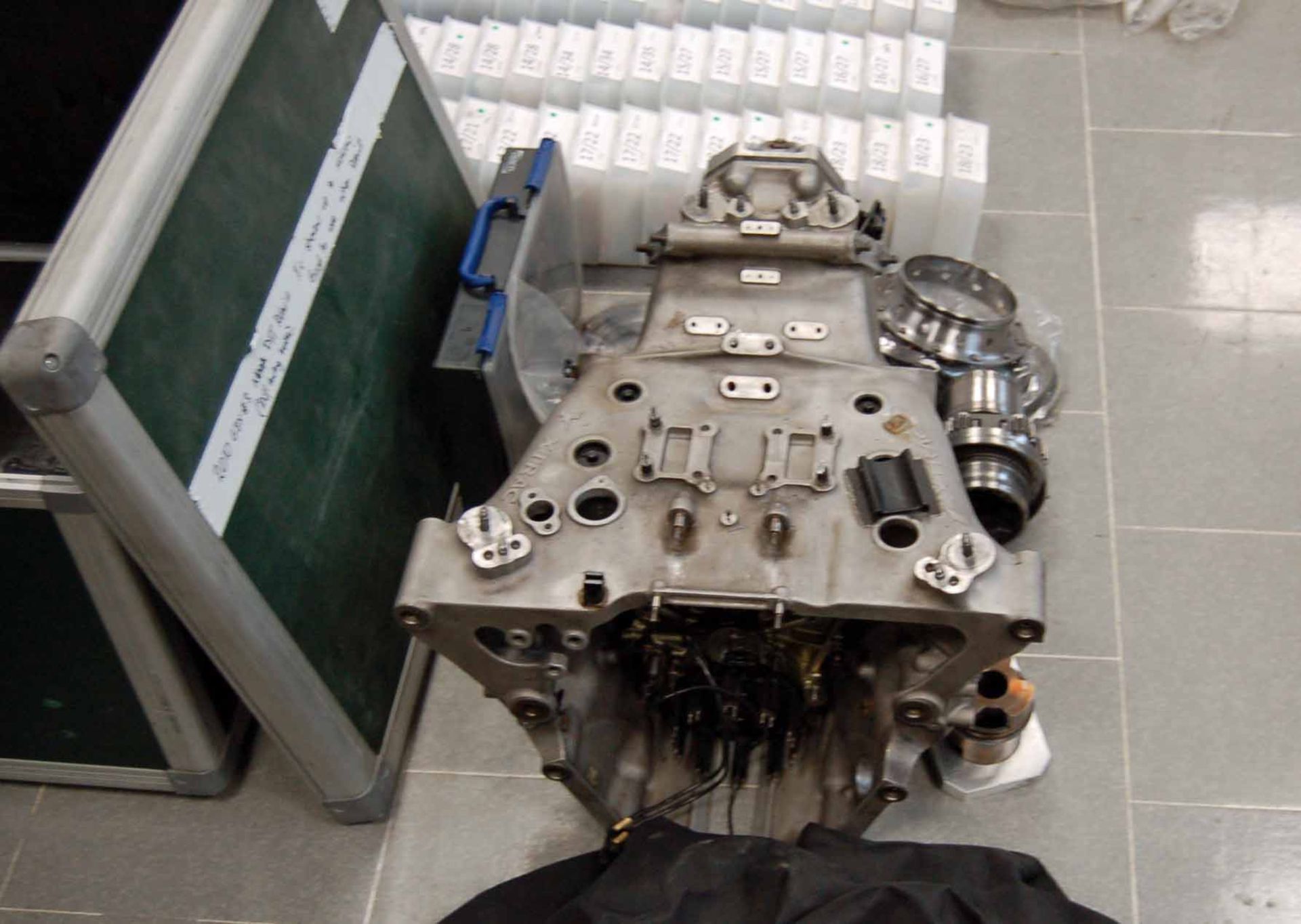 An XTRAC 7-Speed Sequential Formula 1 Gearbox, Serial Nos. 1044 RB003 in A Green Packhorse with - Image 7 of 7