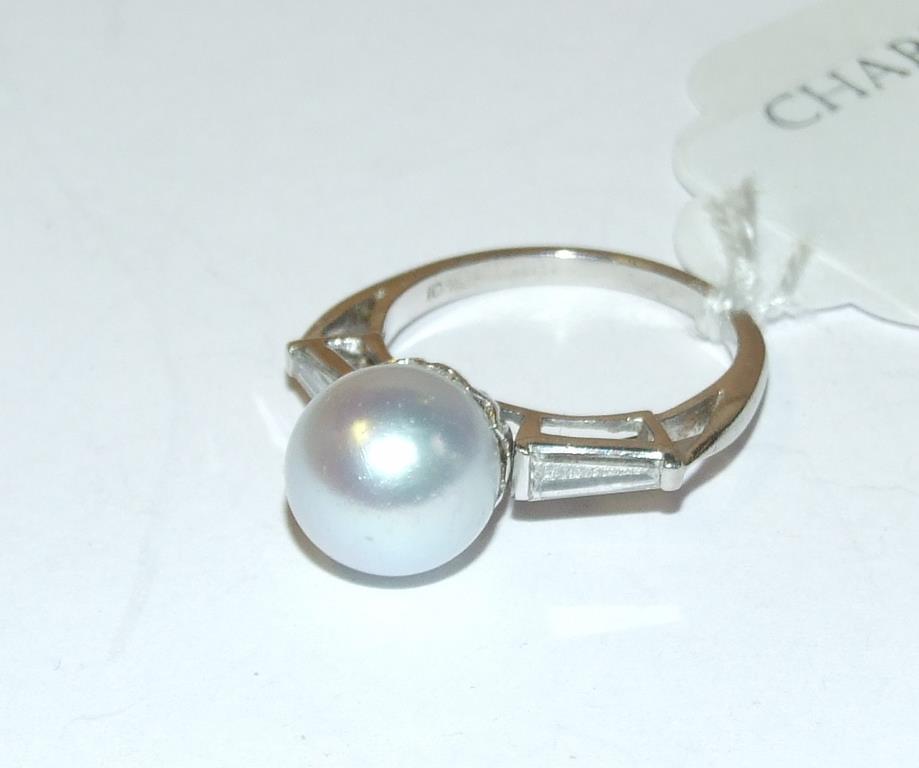 A platinum ring, set a pearl flanked by