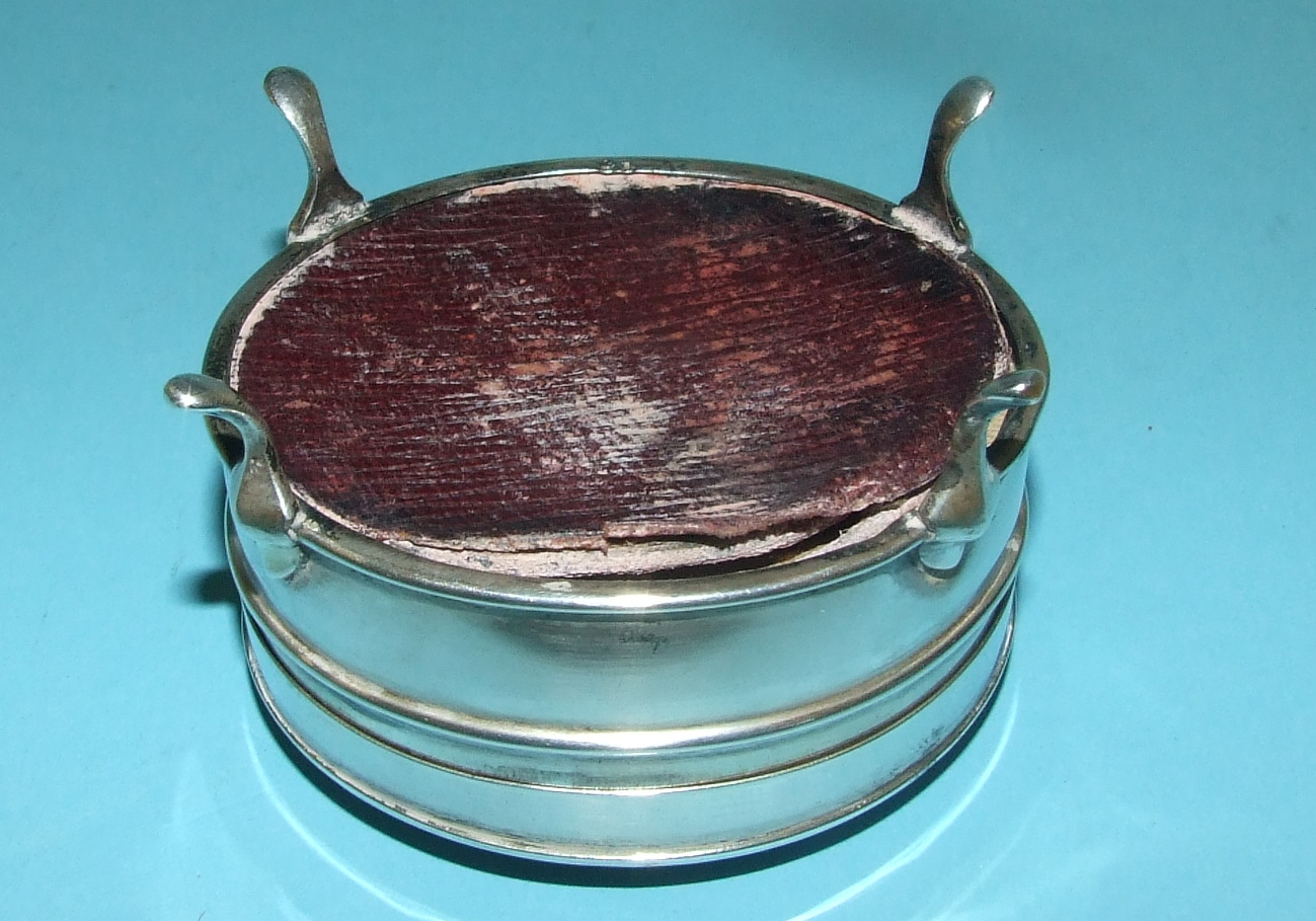 A silver and tortoiseshell oval trinket - Image 5 of 5