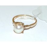 A 9ct gold and pearl ring