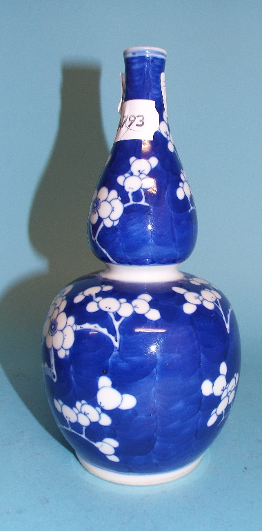 A Chinese porcelain vase and cover, decorated prunus in underglaze blue, 22 cm high, and a similar - Image 9 of 11