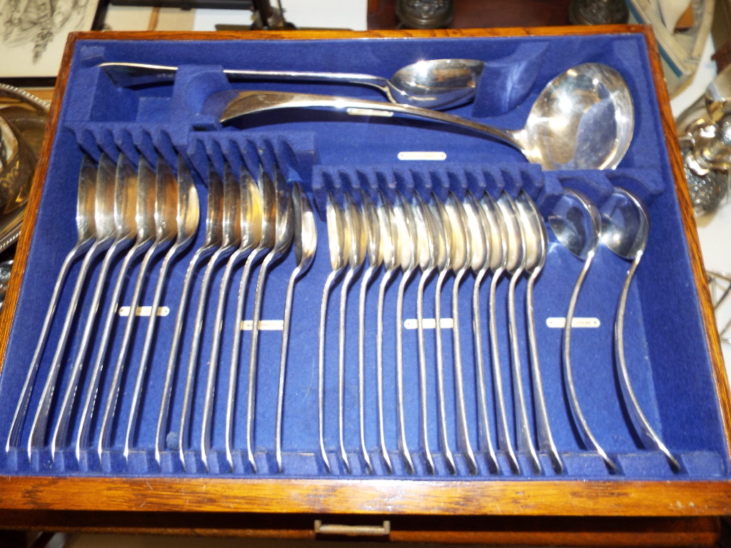 A silver plated twelve person table service, in an oak canteen, 51.5 cm wide Condition report Report - Image 12 of 21