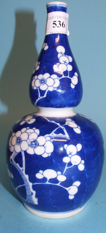 A Chinese porcelain vase and cover, decorated prunus in underglaze blue, 22 cm high, and a similar - Image 8 of 11