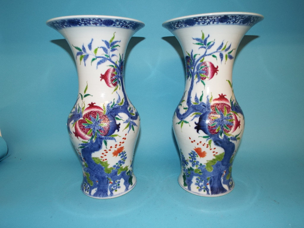 A pair of Chinese porcelain vases, decorated with fruit and foliage, 35 cm high (2) Condition report - Image 2 of 4
