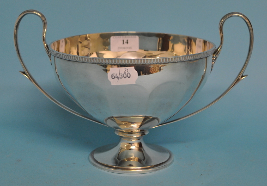 A silver two handled pedestal bowl, Birmingham 1912, approx. 27.5 ozt (patch repair), 18.