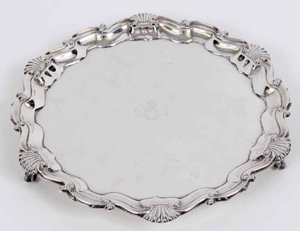 A silver salver, crested, London 1902, 26.5 ozt, 32.