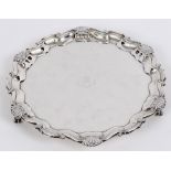 A silver salver, crested, London 1902, 26.5 ozt, 32.