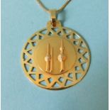 An 18ct gold pendant, decorated Kuwait Towers, on an 18ct gold chain, approx. 9.4 g Condition report