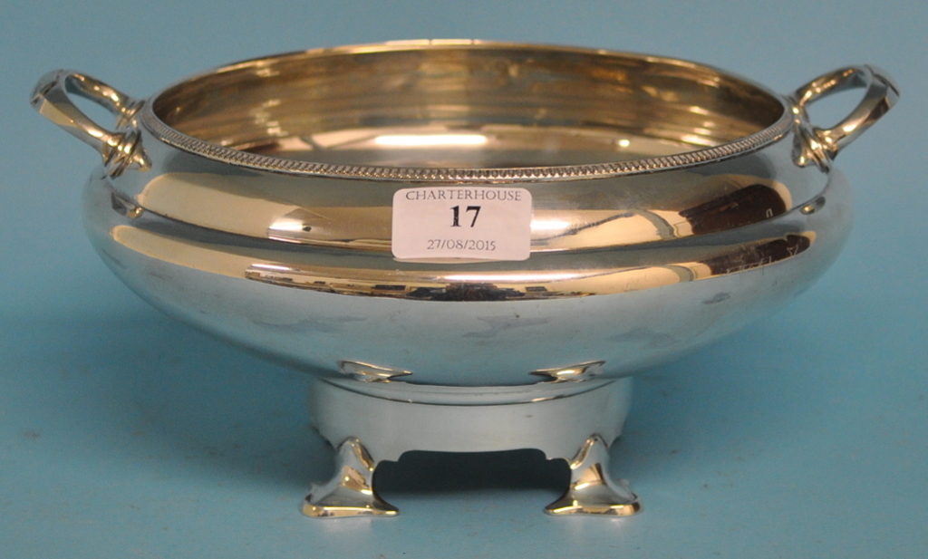 A silver pedestal bowl, on four pad feet, Sheffield 1928, approx. 26.