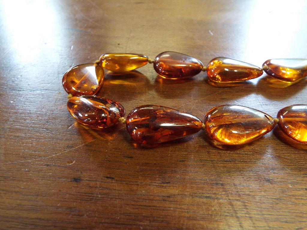 Four amber style necklaces - Image 11 of 12