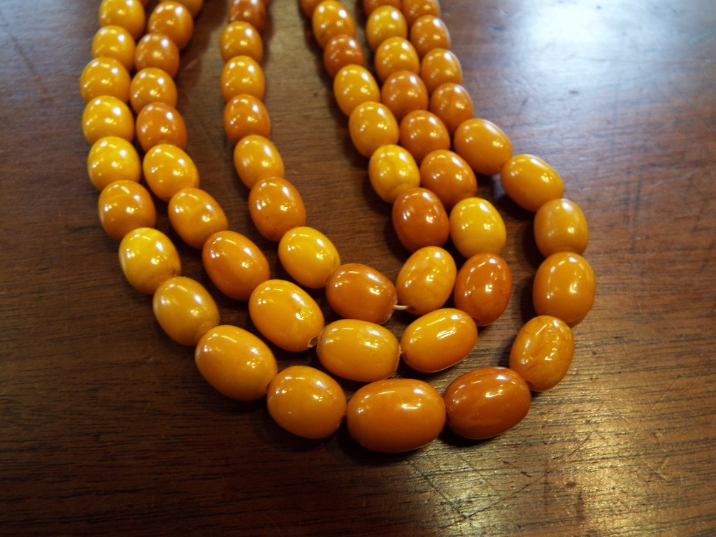 A string of amber style beads, with a te - Image 4 of 10