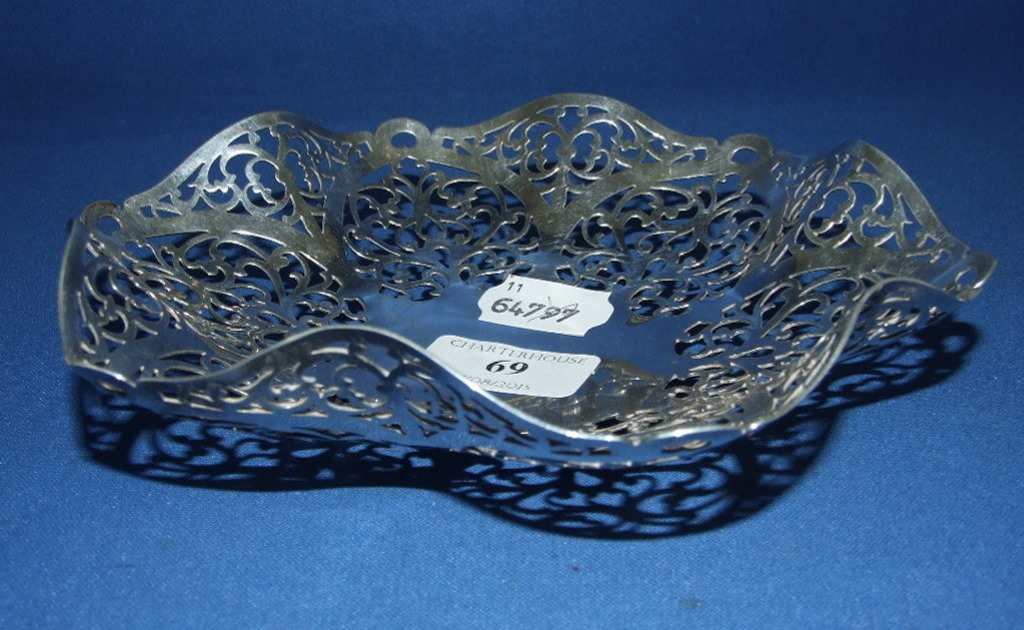 A silver basket, with pierced decoration - Image 3 of 3