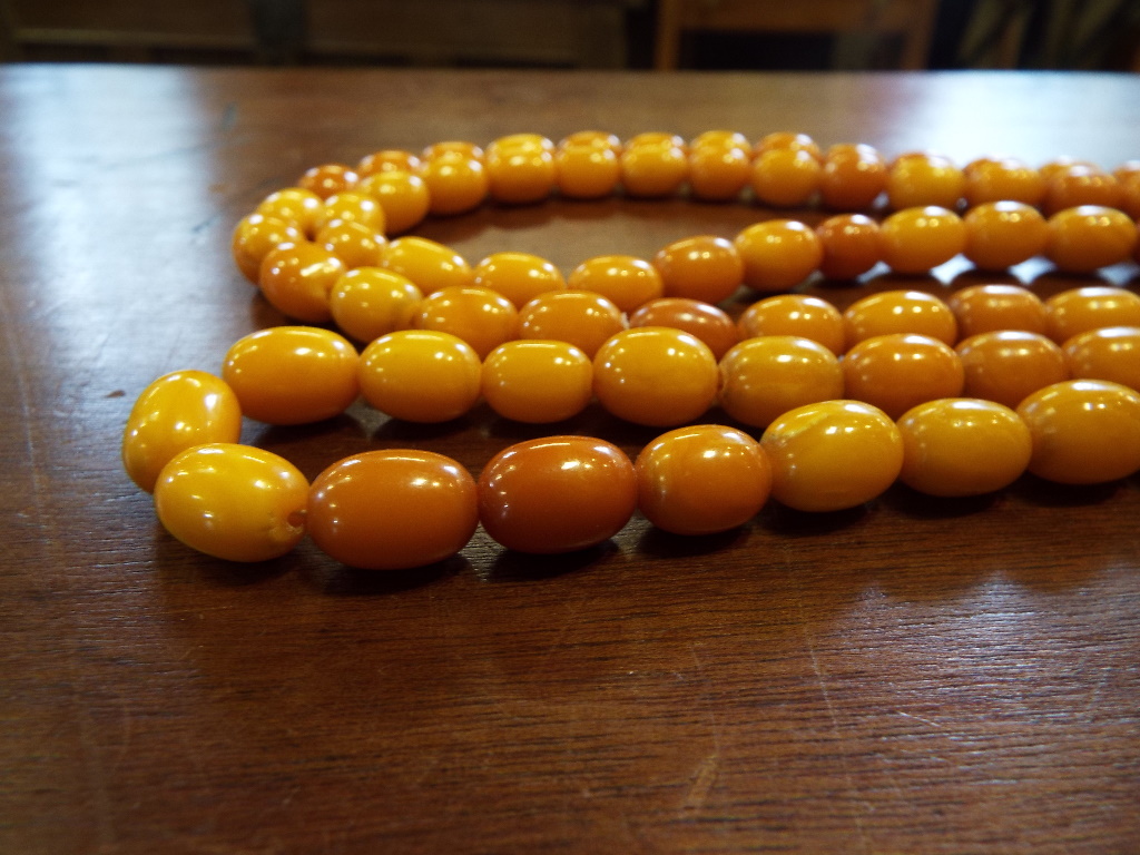 A string of amber style beads, with a te - Image 3 of 10