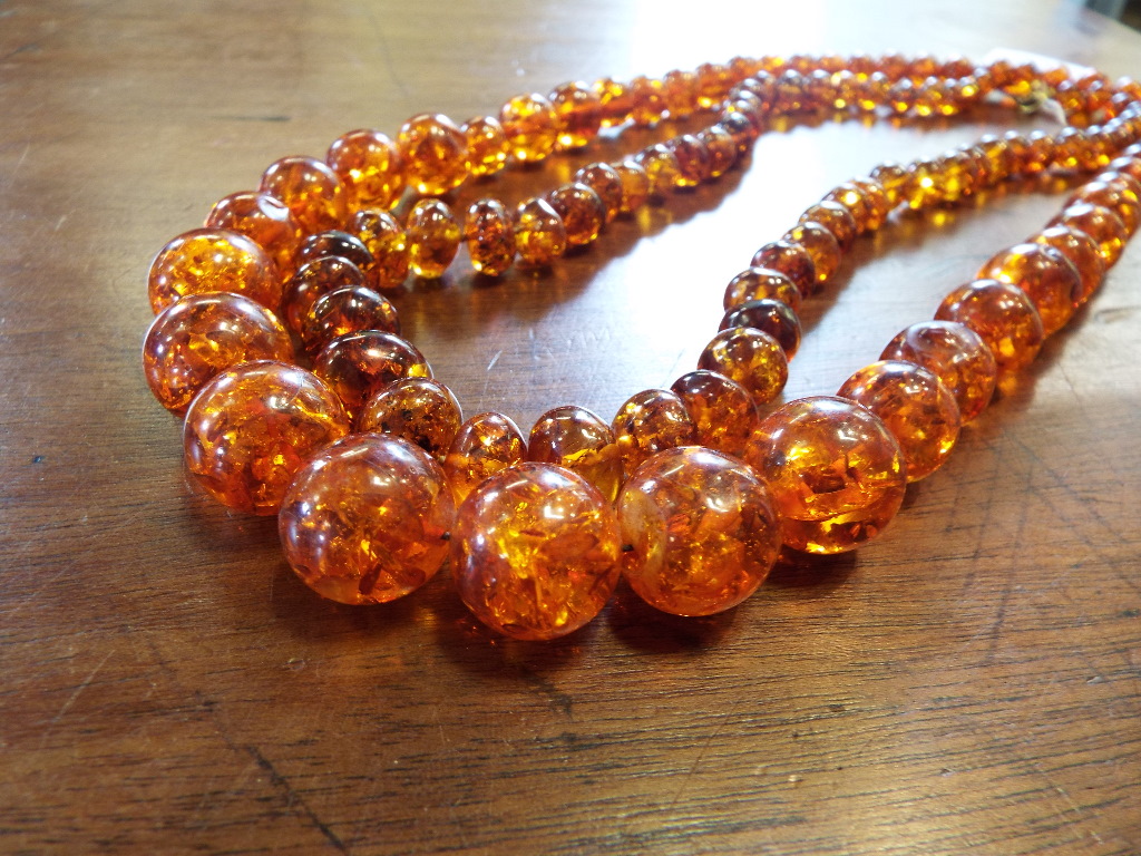 Four amber style necklaces - Image 5 of 12