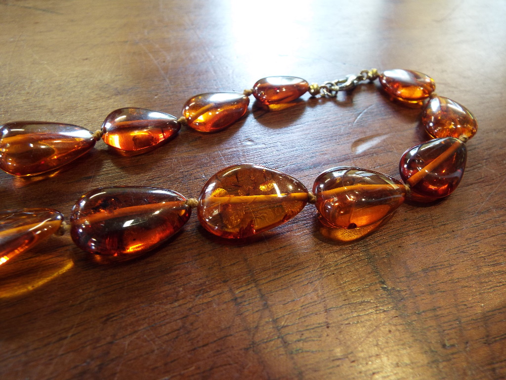 Four amber style necklaces - Image 12 of 12