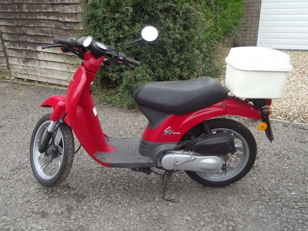 A 1999 Honda Sky SGX50 scooter, registration number T874 PDG, red. - Image 6 of 6