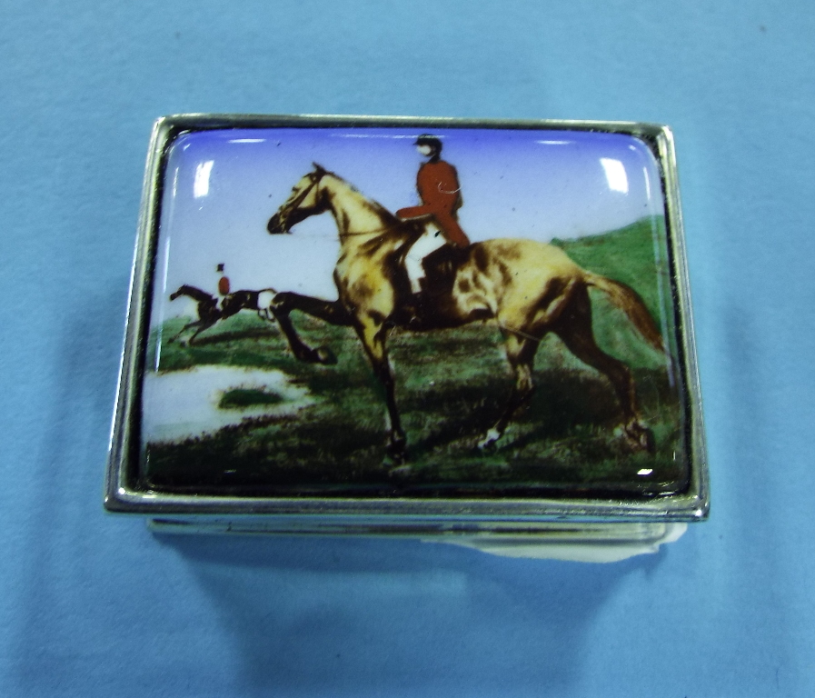 A silver box, decorated a huntsman, 4 cm