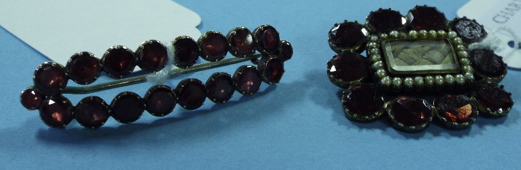 A Victorian memoriam brooch, set garnets